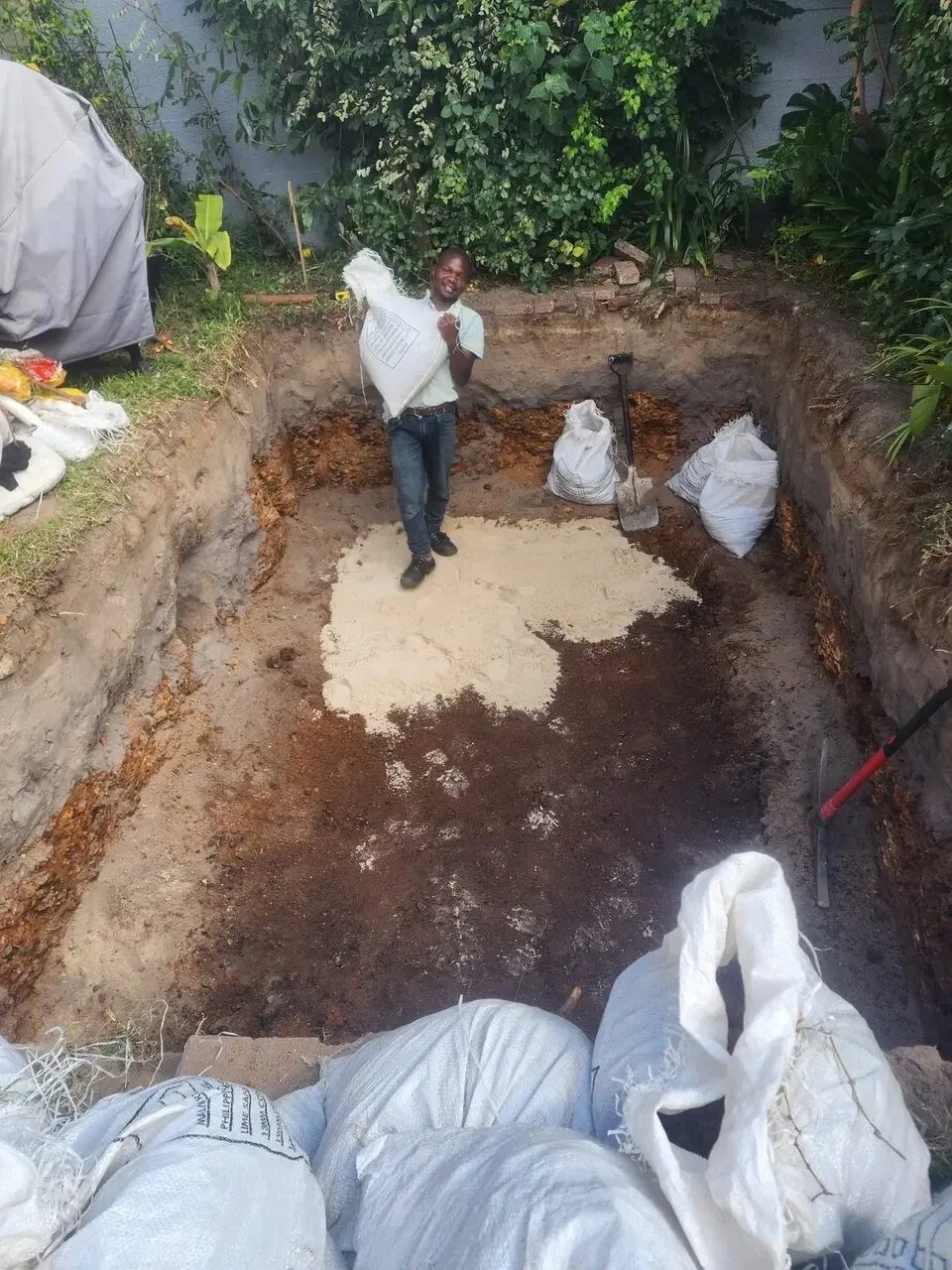 Levelling the pool base