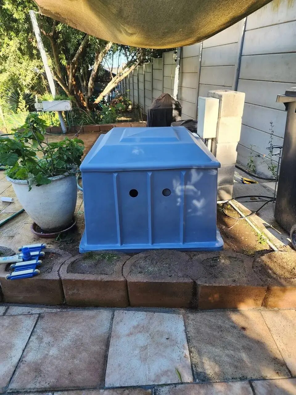 Pump and filter housing